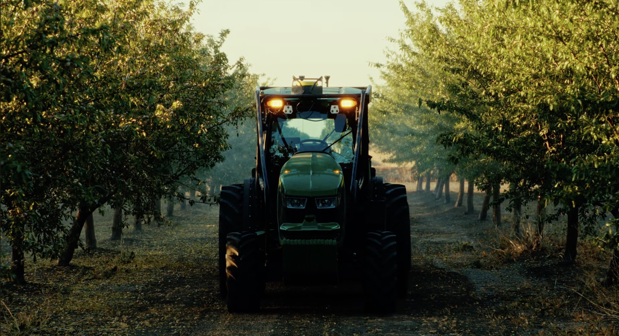 John Deere trator 5ML autônomo - visão frontal