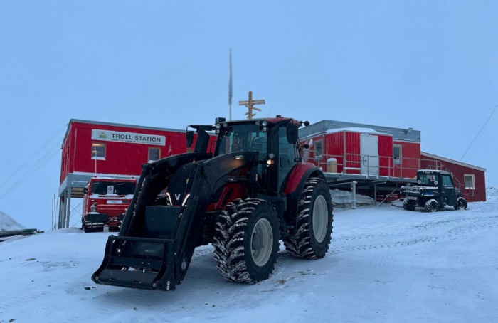 Trator Valtra T235 Active reforça operações na estação de pesquisa Troll, na Antártida