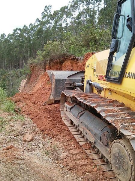 Trator New Holland trabalha na recuperação de estrada em Barbacena