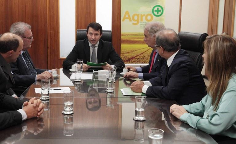 Parte de armazém da Conab é cedido a cafeicultores de Campos Altos, MG