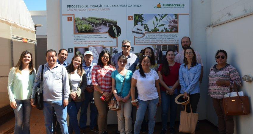 Membros do Cosave visitam laboratório de Controle Biológico do Fundecitrus