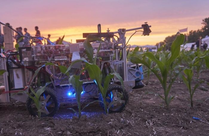 Robôs agrícolas disputam desafio internacional em lavoura na Itália