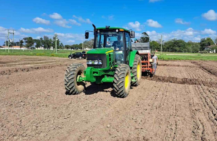 Iniciado o plantio da área da Abertura Oficial da Colheita do Arroz e Grãos em Terras Baixas