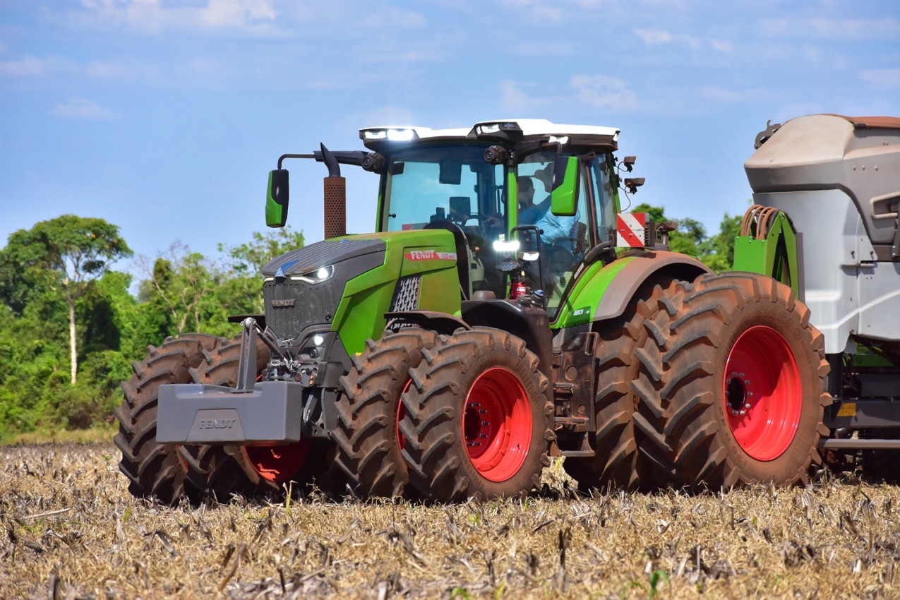 A transmissão VarioDrive apresenta uma configuração única, com um motor hidráulico para cada eixo e uma embreagem exclusiva para o eixo dianteiro e outra que faz a tração integral