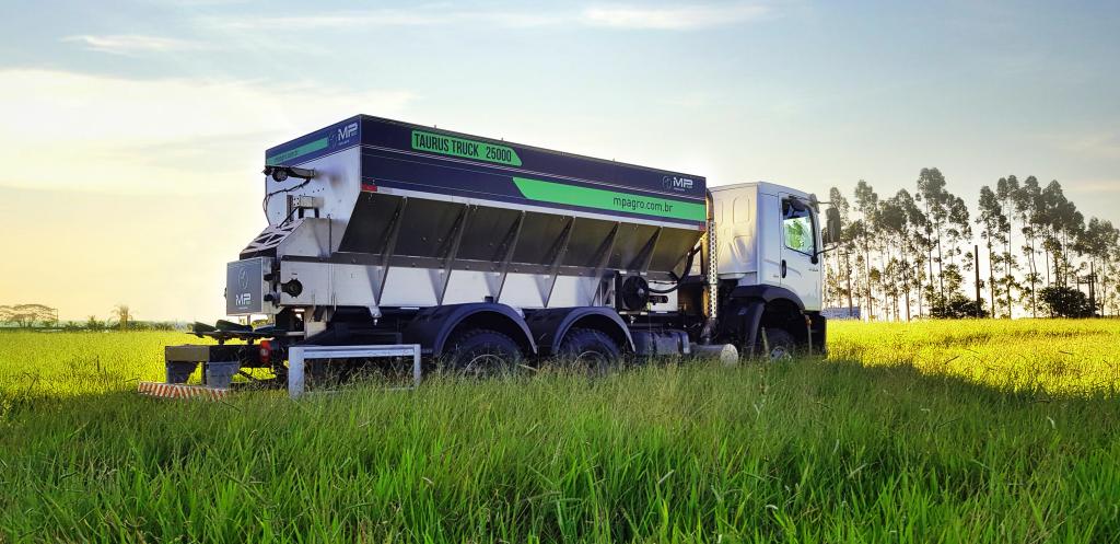 Distribuidor de fertilizante acoplado em caminhões pode gerar mais economia