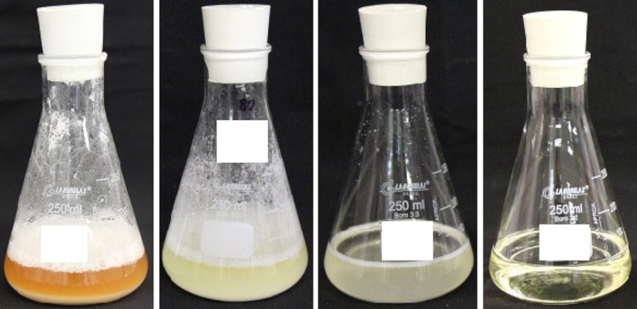 Exemplos de mistura em tanque com gli wg1 + 2,4-D, mostrando que na medida em que as caldas foram ficando cada vez mais diluídas, os problemas de compatibilidade desapareceram: (a) 40 L/ha; (b) 80 L/ha; (c) 180 L/ha; e (d) 250 L/ha