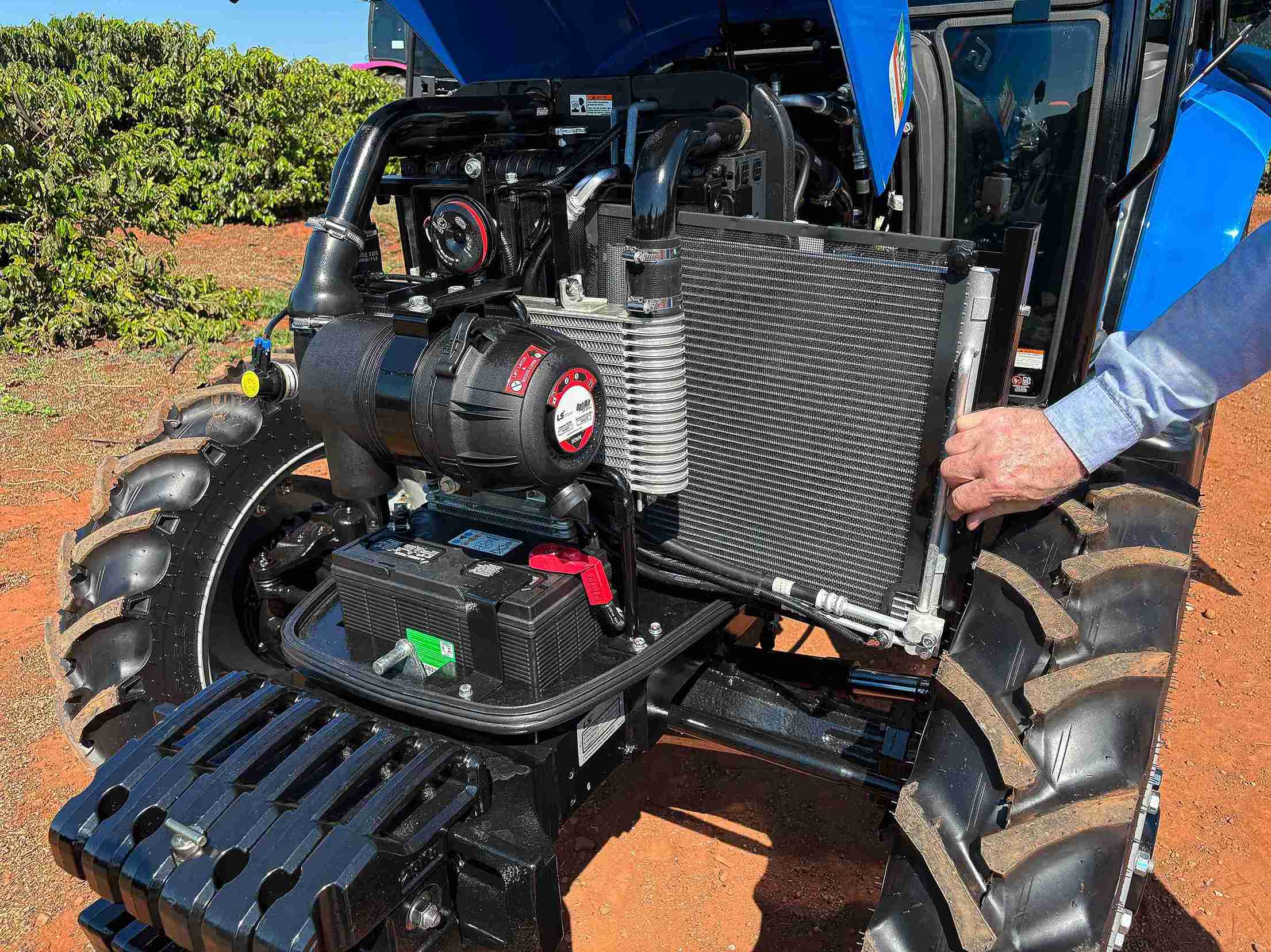 O motor LS, modelo L4ALTA500 – MAR-1, de quatro cilindros, volume deslocado de 2.621 cm³, com 16 válvulas, quatro por cilindro, dotado de turbocompressor com intercooler, injeção direta de combustível e que proporciona 70 cv (SAE) de potência máxima na rotação nominal de 2.500 rpm