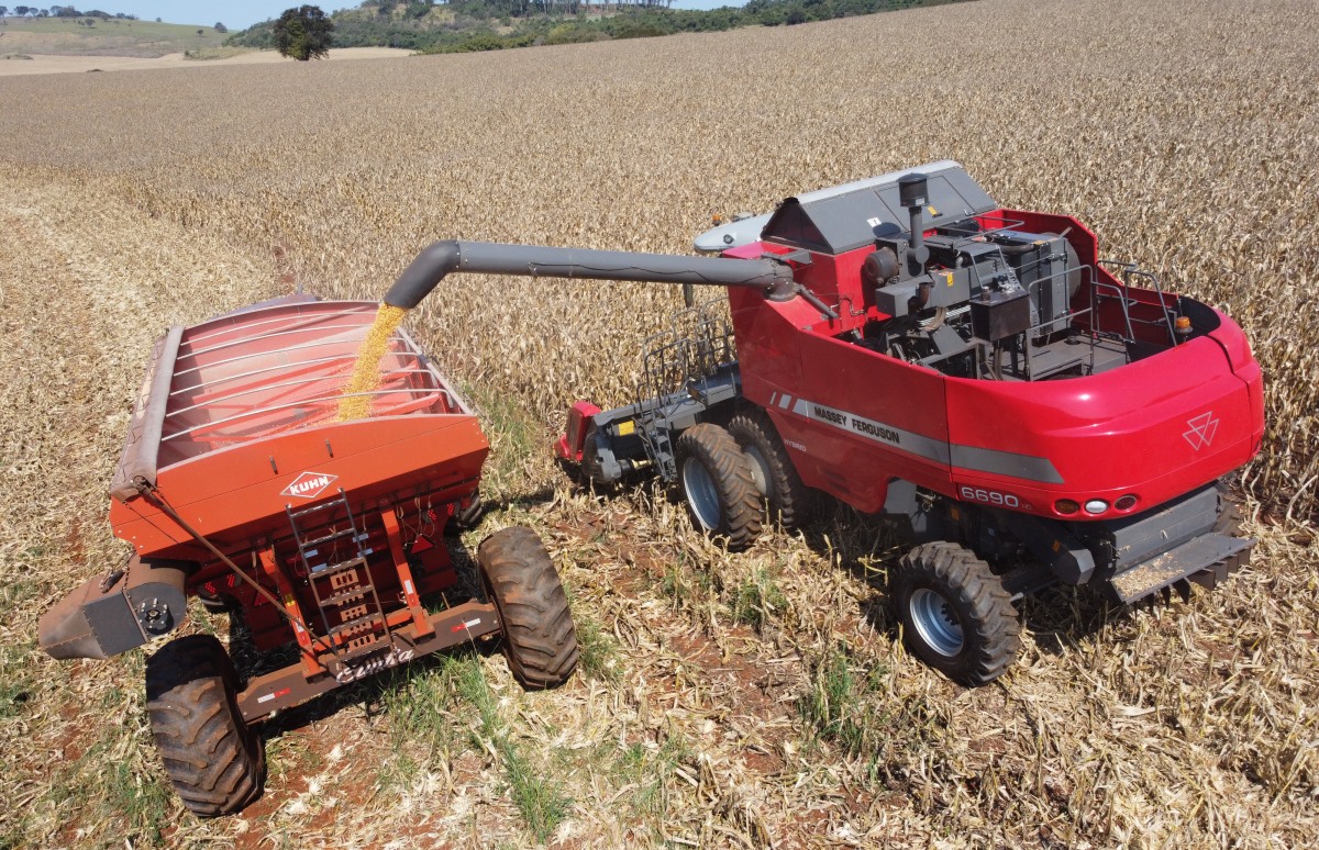 O tubo de descarga do tanque granaleiro fica localizado na parte superior da colhedora, facilitando a utilização em terrenos acidentados&nbsp;&nbsp;