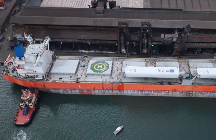 Navio movido a vento transporta açúcar brasileiro para a China