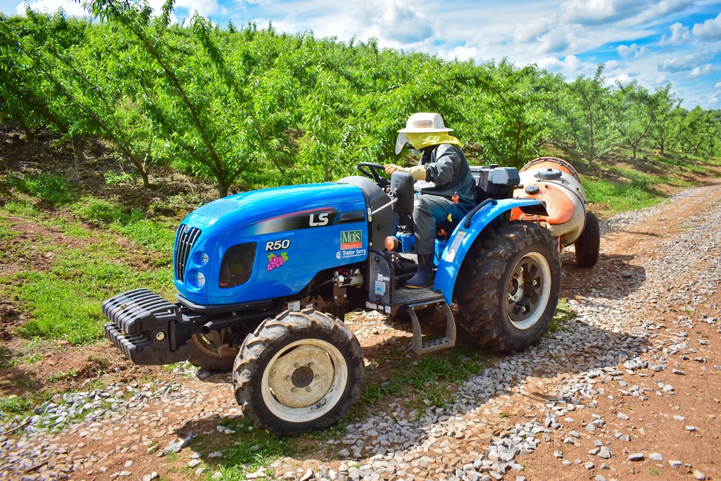 In the Zanette family, we follow the R50 operating in a peach orchard