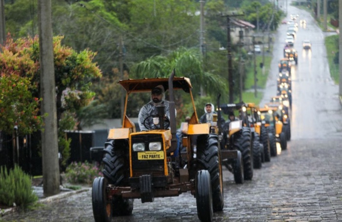 Valtra promove caravana de tratores na histórica Estrada Real, em Minas Gerais