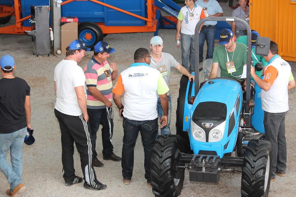 Feira de negócios da Cooxupé reúne cafeicultores do cerrado em busca de novas tecnologias para lavoura