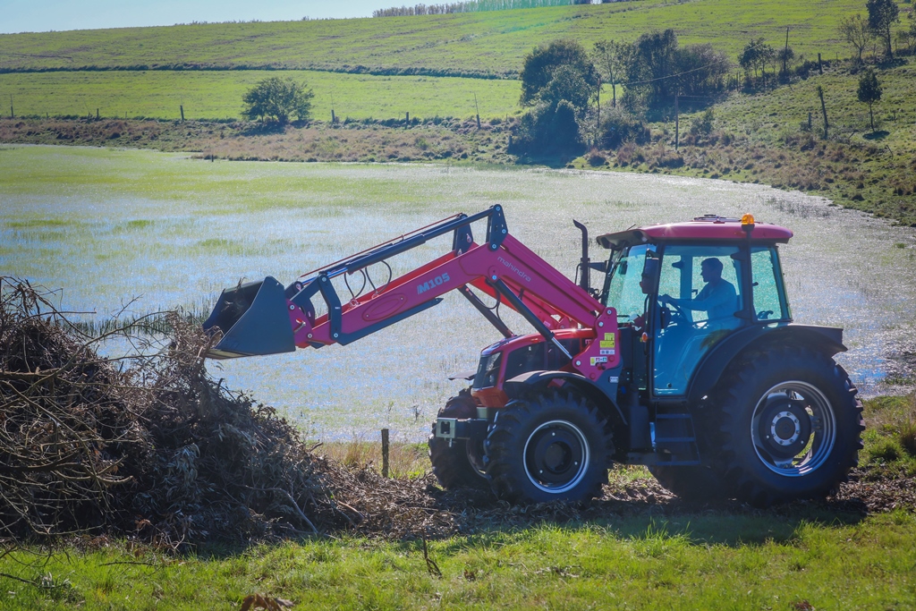 O trator Mahindra 8110 possui um sistema hidráulico de três pontos e gerenciamento eletrônico, fornecido pela Bosch, composto por componentes técnicos que desempenham funções específicas