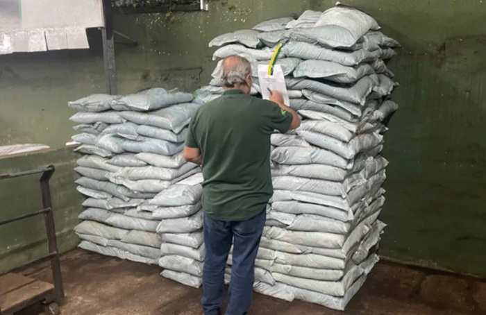 Fiscais apuram denúncias e autuam empresas por fertilizantes irregulares em São Paulo