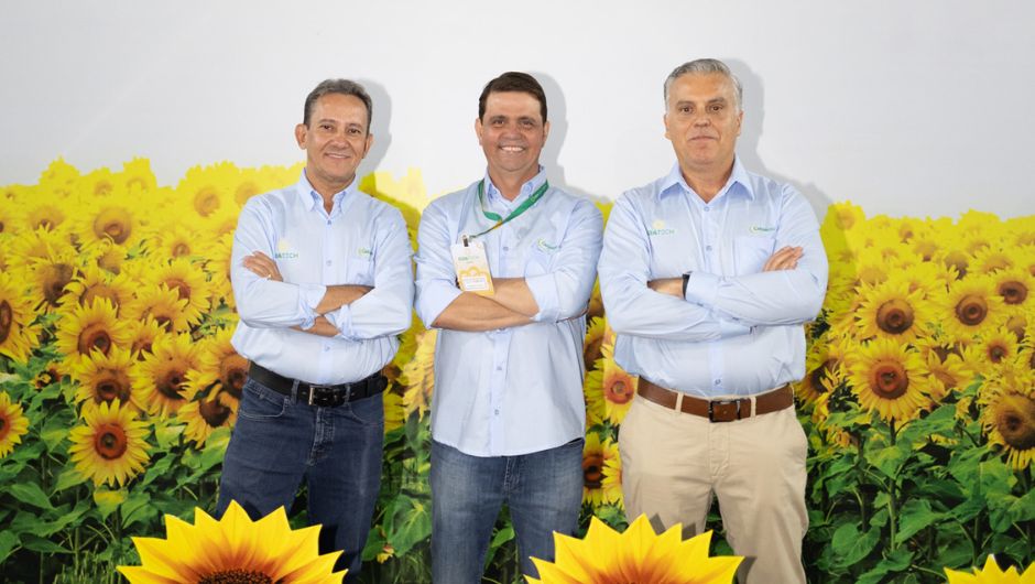 Da esquerda para direita, Celio Garcia, diretor de Originação e Armazéns Gerais da empresa, Túlio Ribeiro, Gerente de Girassóis da companhia e Marcus Thieme, CEO da Caramuru; foto: Wallison Diniz (Agência Doubler)