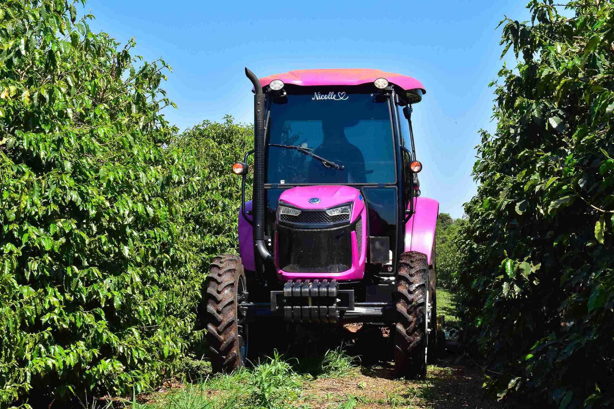 Um dos modelos que testamos estava adesivado na cor rosa e é operado por Nicolle Moreno Valoto, filha de um dos proprietários da Fazenda Furnas, que produz café de alto padrão