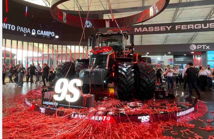 Massey Ferguson destaca conectividade e potência na Agrishow
