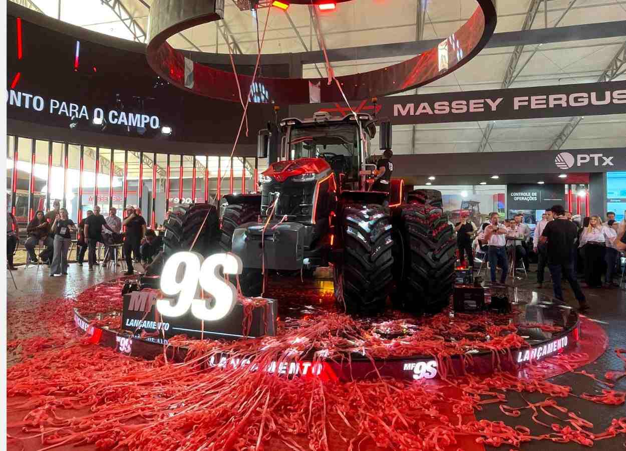 Massey Ferguson destaca conectividade e potência na Agrishow