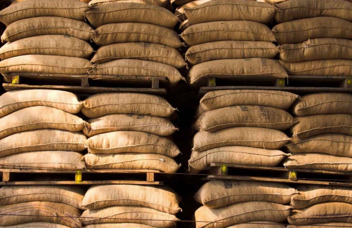 Preço do café sobe com atraso da colheita no Brasil
