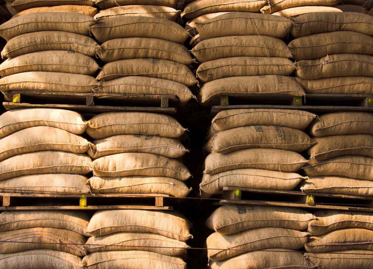 Preço do café sobe com atraso da colheita no Brasil