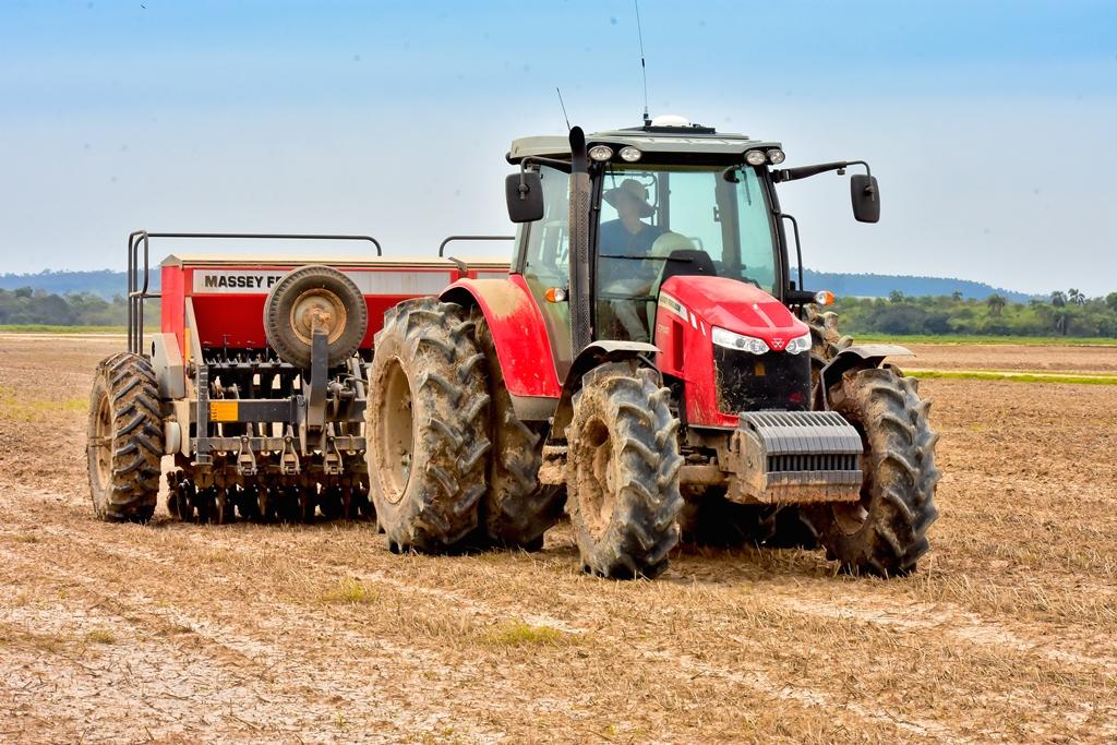 Test Drive new MF 6714R Dyna-4 and MF 6714 tractors