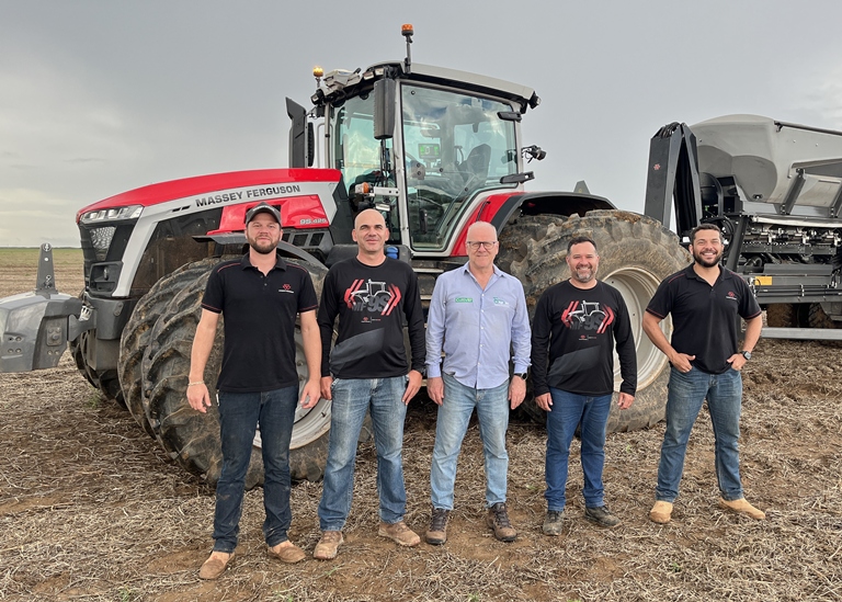 O teste foi realizado com o apoio da equipe de marketing de produto da 


A série MF 9S será comercializada formando um combo com a nova Momentum, que também entra no mercado a partir da Agrishow 2026 
Massey Ferguson, no município de Campo Alegre do Goiás (GO)