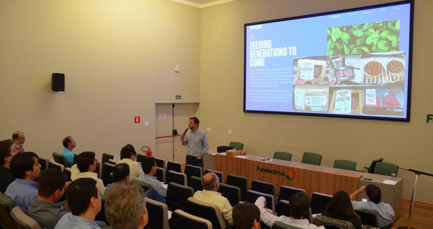 Marcos Fava Neves realiza treinamento de modernização no Fundecitrus