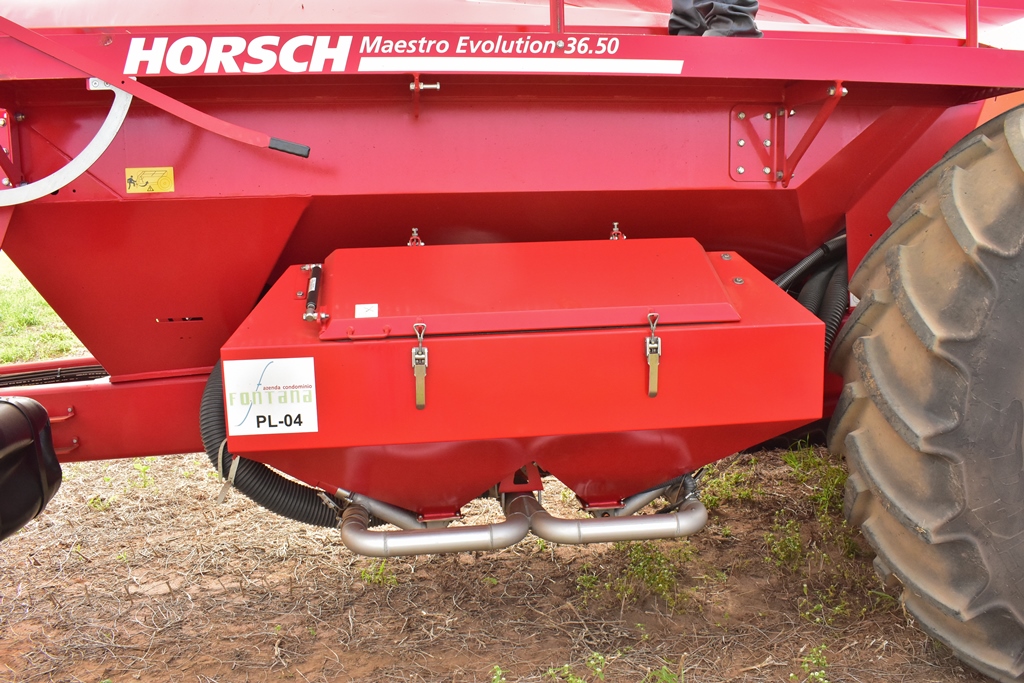 Tanque auxiliar de 600 litros pode servir para incorporação de fertilizantes microgranulados ou sementes miúdas