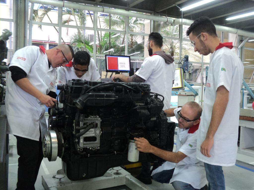 FPT Industrial fecha parceria com SENAI para formação e capacitação profissional na área de motores diesel