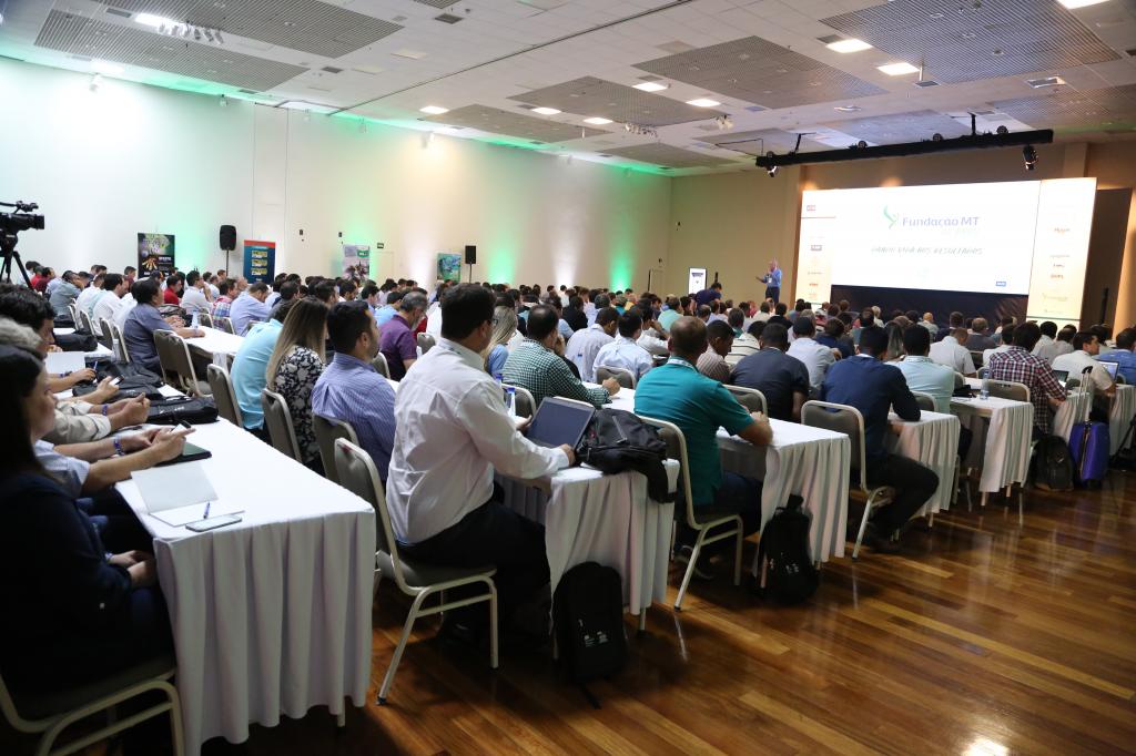 Fundação MT difunde informações tecnológicas para agrônomos em evento técnico