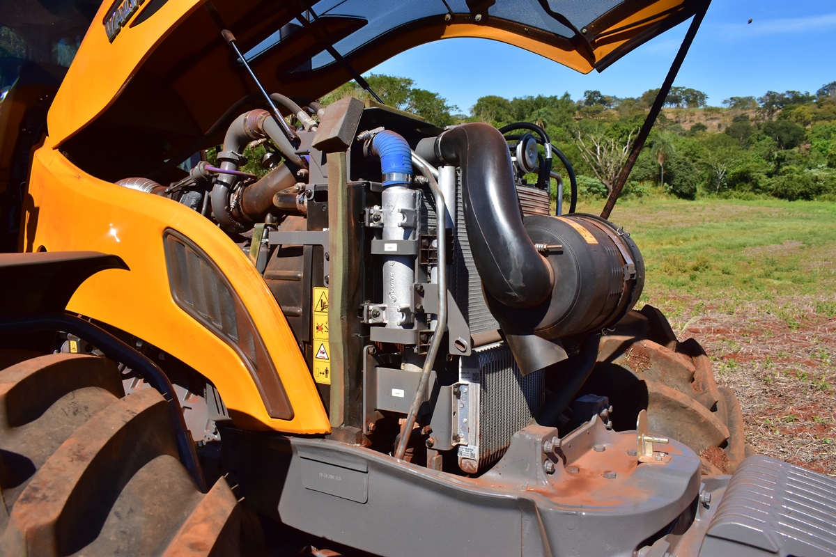 Nos modelos M165 e M185, o motor é o AGCO Power, modelo 49CW3, de 4 cilindros, com potência máxima de 165 cv e 185 cv, respectivamente, a 2.100 rpm. No modelo M205, o motor é o AGCO Power 66CW3, de seis cilindros e potência máxima a 2.100 rpm de 205 cv