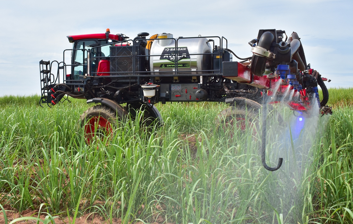 Faróis com luzes azuis estão distribuídos em toda a barra para facilitar a visualização da deposição do produto em aplicações noturnas