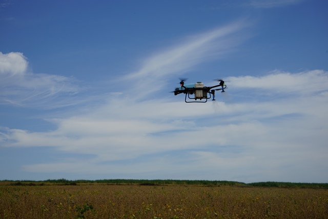 Uso de drones elimina perdas causadas por máquinas na plantação de soja durante aplicação de defensivos
