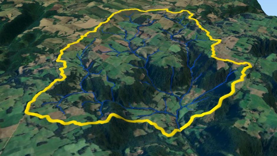Imagem 1: imagem de satélite mostrando os limites da bacia hidrográfica do Rio Guarda Mor (amarelo) e a rede de drenagem (azul)