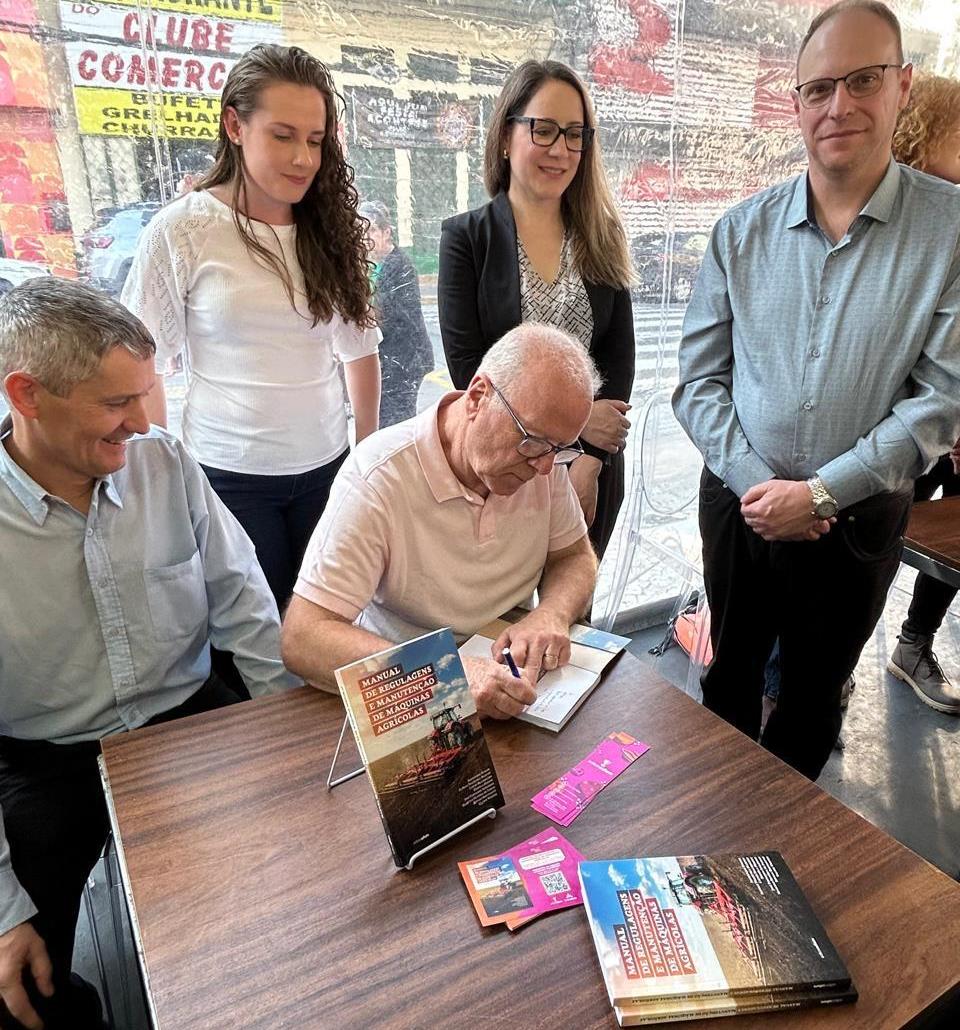 O lançamento oficial ocorreu durante a Feira do Livro de Santa Maria, com a presença dos autores