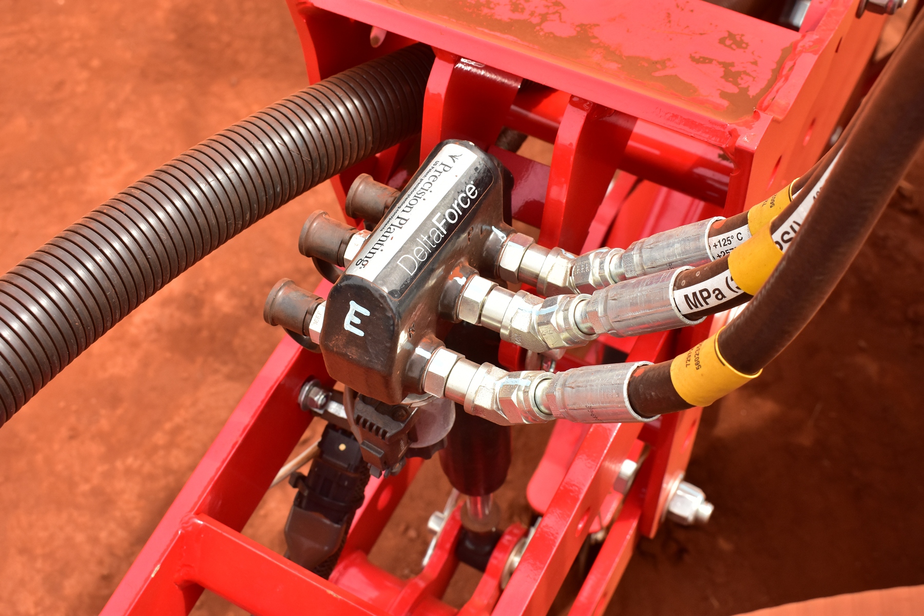 A Plantor possui também o sistema DeltaForce da Precision Planting, que realiza o controle automático do perfil de sulco, garantindo também uma profundidade homog