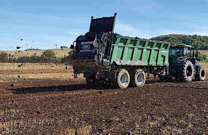 DLG aprova distribuidor de esterco Brantner TA 24078 após testes