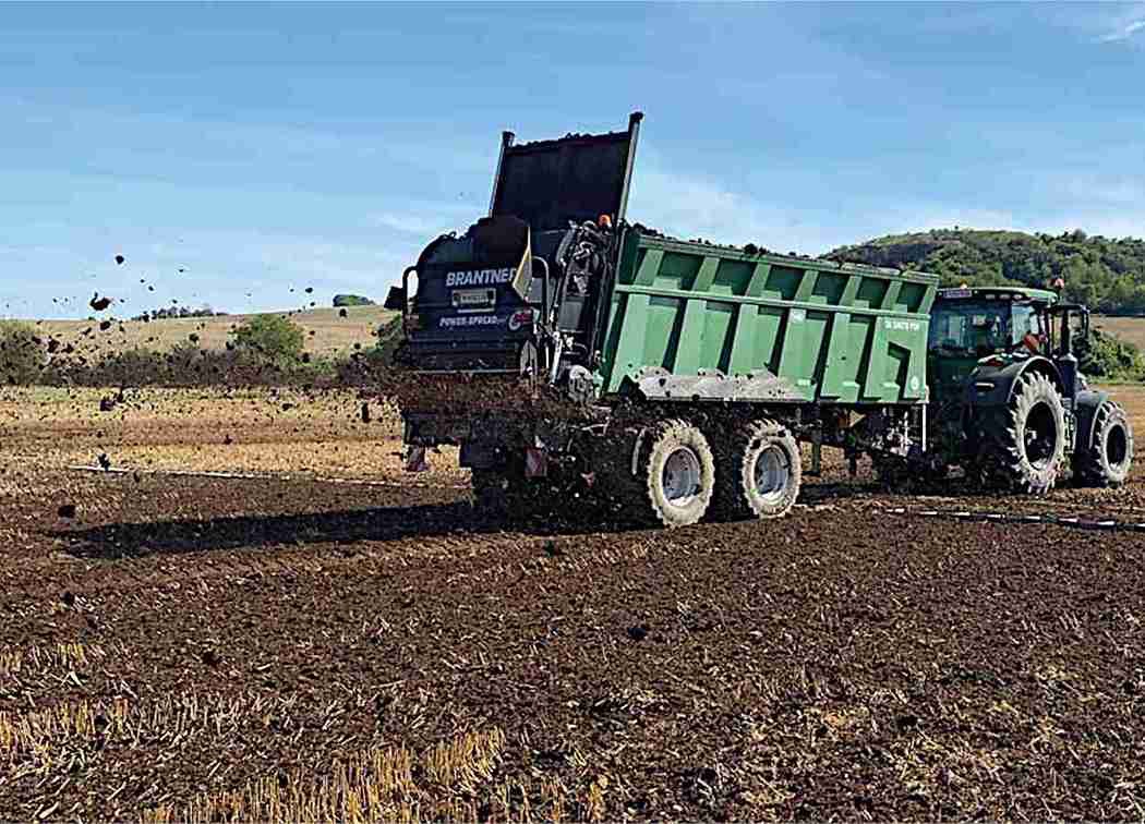 DLG aprova distribuidor de esterco Brantner TA 24078 após testes