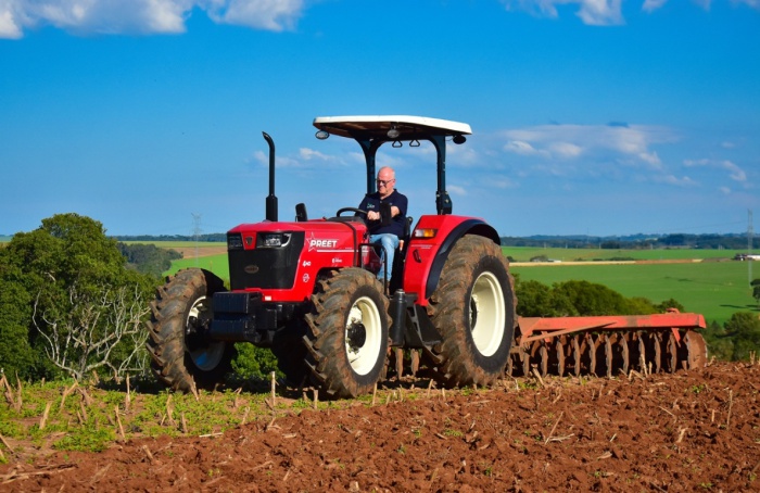 Test Drive exclusivo com o trator 9049 Super, da indiana Preet