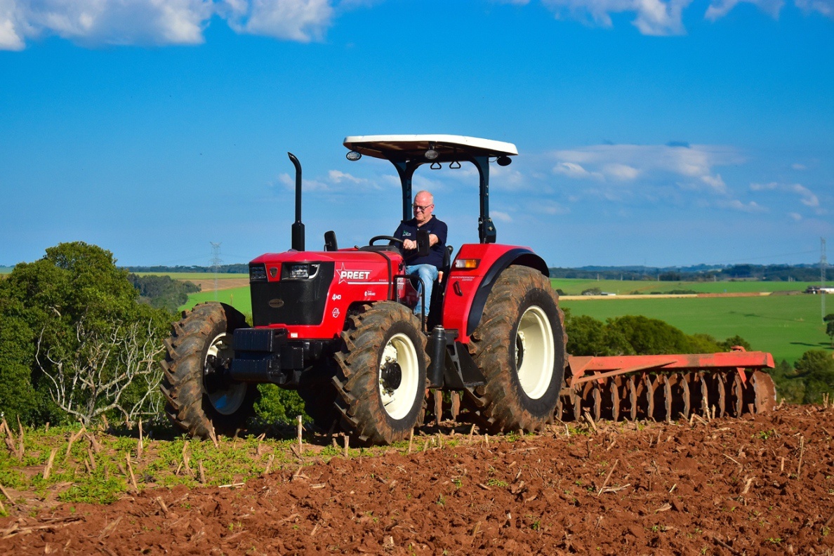 Test Drive exclusivo com o trator 9049 Super, da indiana Preet